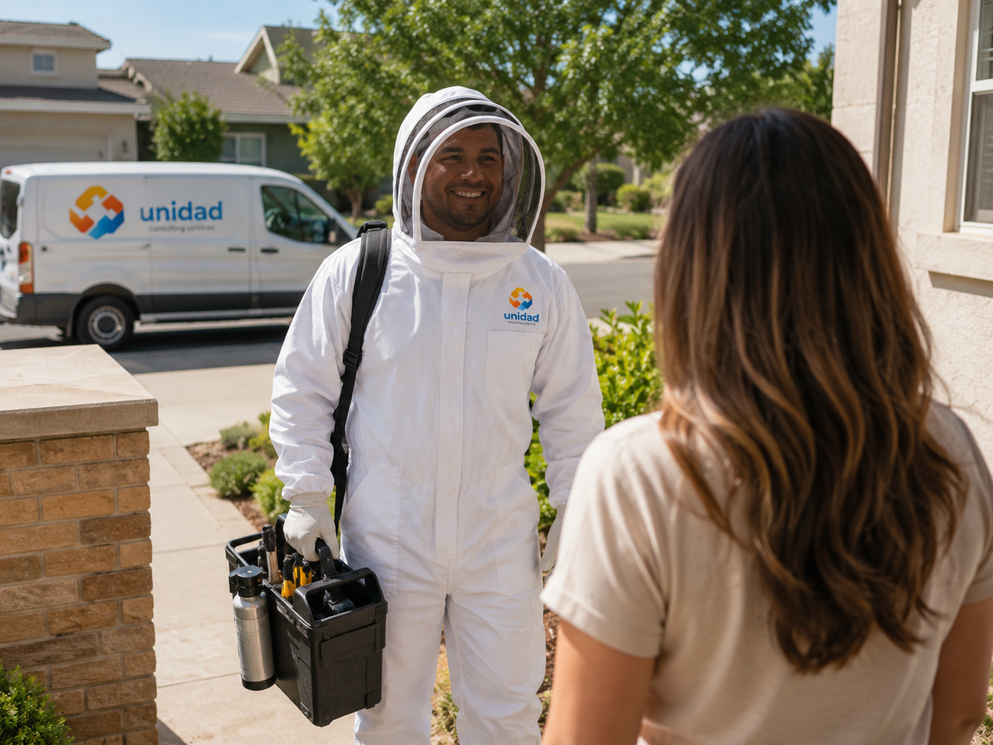 Unidad bee-removal specialist arriving for a residential site visit with protective equipment